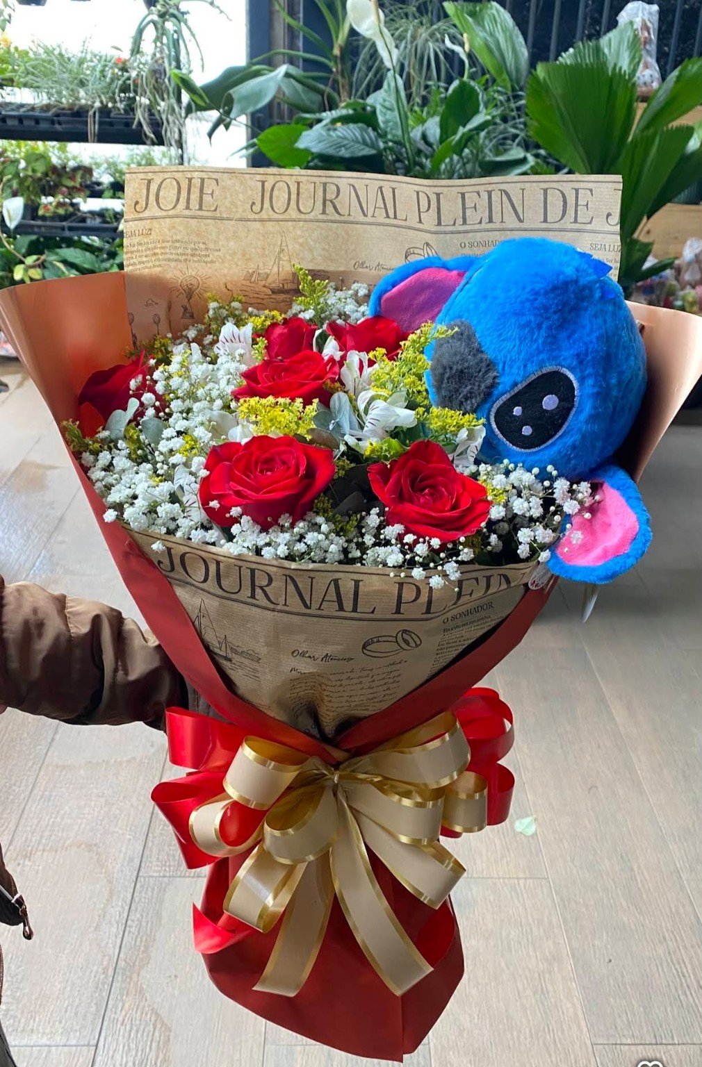 Buquê de rosas vermelhas com presente da Flora Las Flores